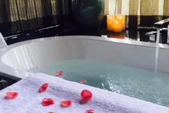 北京朝阳区水疗池中的失重冥想：当身体学会漂浮